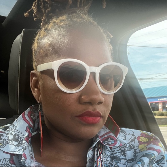 Meet your Posher, Stephanie - Picture 3 of 6